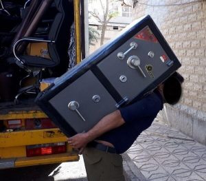 کارگر حمل گاوصندوق در تهران